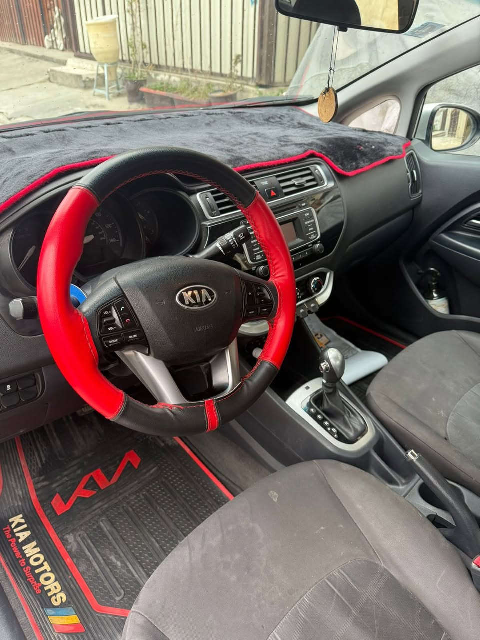سلام عليكم كيا ريو 2017 وارد امريكي محرك 1600 GDI رقم بغداد باسمي سيارة ضرر وصبغ موضح بل سونار سيارة جاهزه كل نقص مابيها السعر(100$) وبيها مجال مكان بغداد شارع فلسطين 
***********
