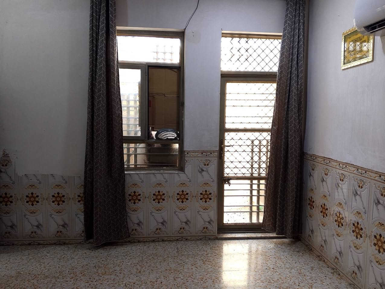 سلام عليكم بيت واجهه 7.40متر نزال 16 المساحه 118متر الطابق الاول كامل من كلشي مطبخ استقبال حولي بناء 2025 غرفه نوم الطابق الثاني هيكل 3غرف الموقع بغداد المهديه الثالثه قرب جسر صدام واتساب ***********واتساب
