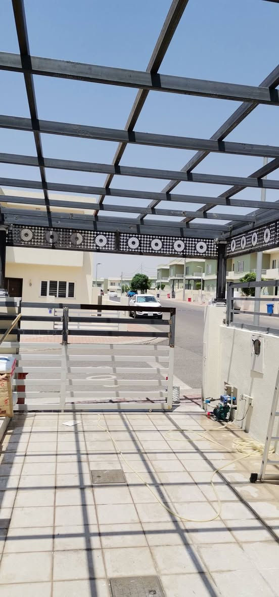 ديكورات داخليه وخارجية وجميع انواع الصبغ سقوف مغربيه واجهات فوكه فلين *********** 
كهرباء
مجاري
حدادة
كادر كامل مع شغل نضيف ودقه بل عمل
