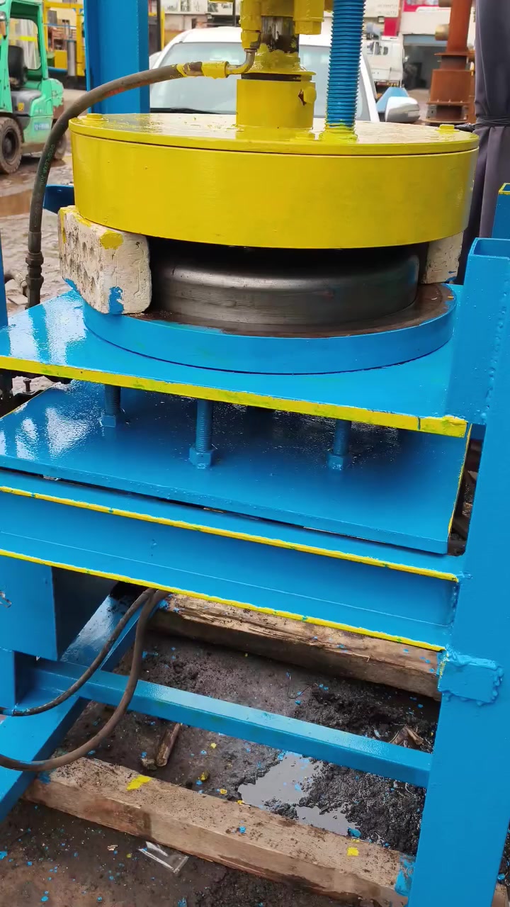 بريسات هايدروليك دبل اكشن عدد٢ بيهن قوالب سخانات الداخل والخارج بدون مضخات***********
