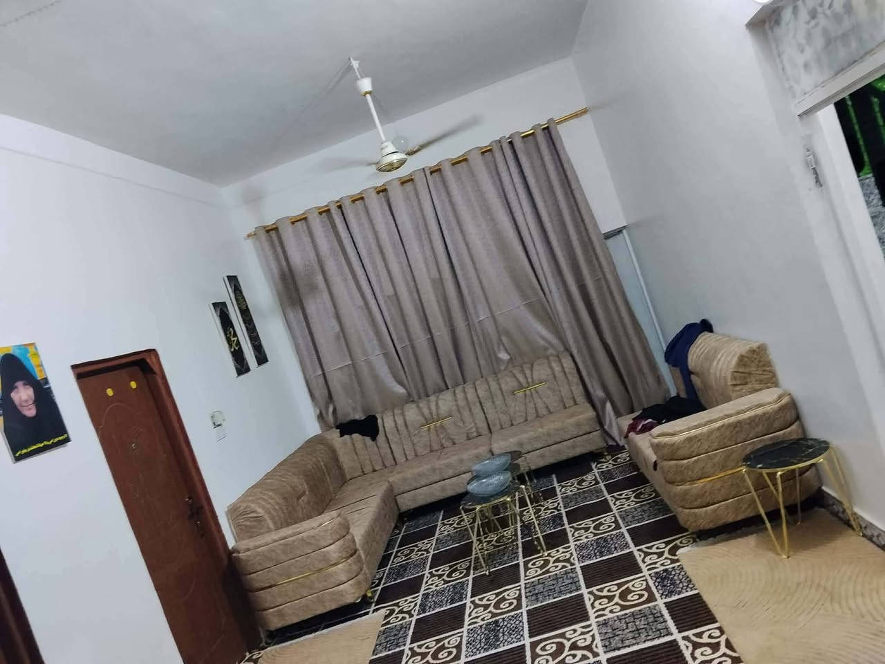 بيت للبيع
 في حي الاعلام الزراغي سند 25 مداور سهم 
التفاصيل
المساحة 314 متر، صب كونكريت شارع 10 م 
استقبال 13 متر ذو طارمة وباب وصحيات  مستقلة 

3 غرف نوم 4×5 
صالة 8×4 
صالة معيشة اي طعام ودرج
مطبخ يفتح ع الطارمة 4×3.5
حمام داخلي 3 ×2 
صحيات خارجية،
السعر 75 وبي مجال بسيط لشراء يراجع مكتب الناجح للعقارات السماوة حي الحكم قرب مرطبات فستقه ***********}
