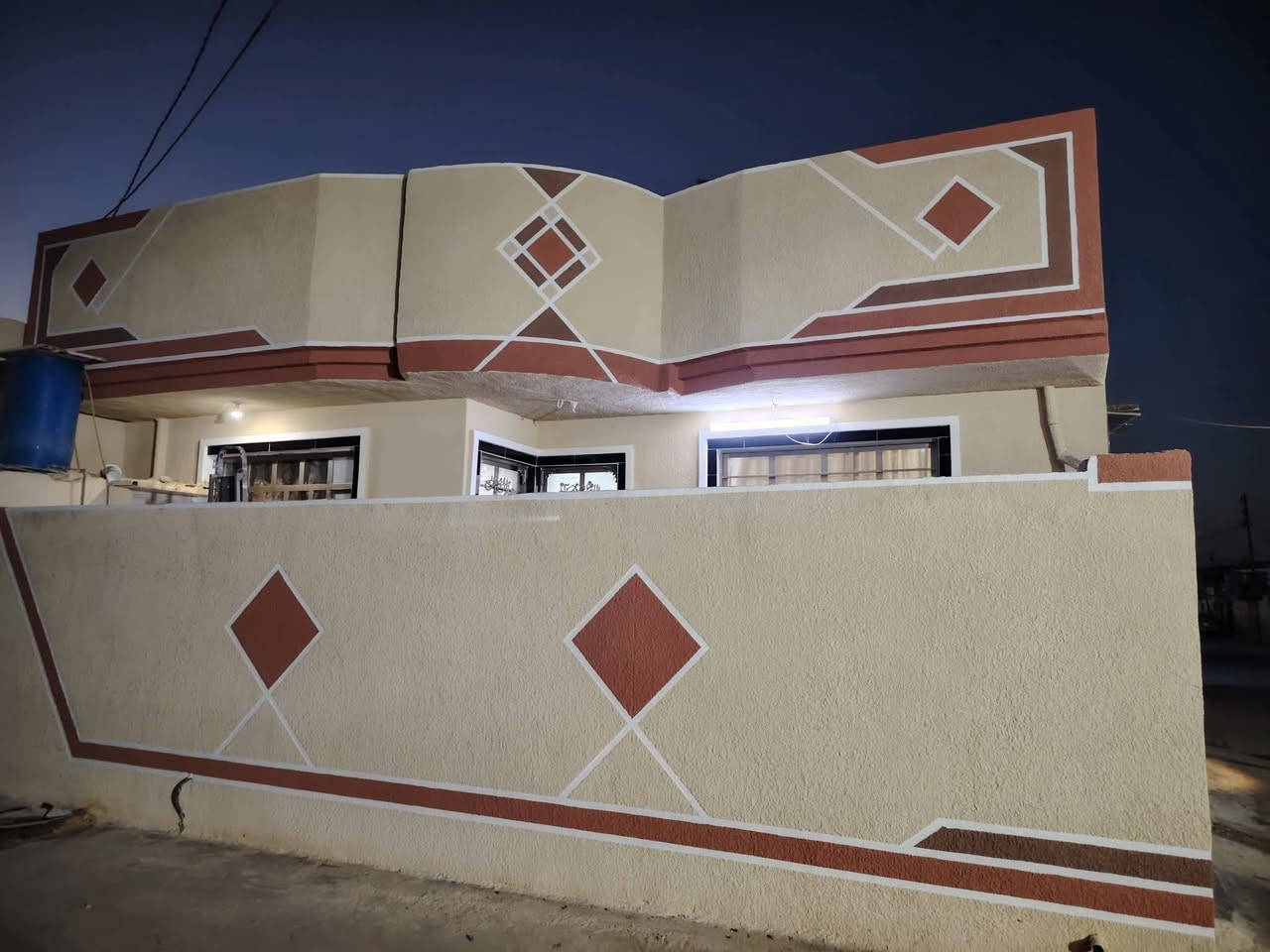 السلام عليكم ، بيت ركن للبيع يحتوي على استقبال وهول وغرفة نوم ومطبخ وترك ومنور 
ويحتوي على 2غرفه بالسطح 
وعنوان البيت 
ديالى 
 منصورية الشط في شارع عباس حاتم 
والتواصل عبر الهاتف📲***********
