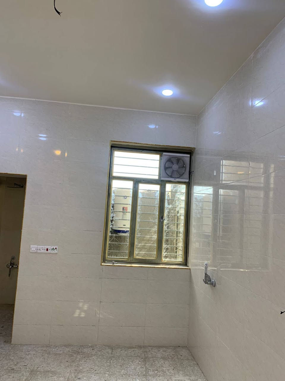 السلام عليكم .. منزل للايجار في الدورة حي دجلة الزراعي
يحتوي على / طابقين معزولة عزل كامل
كل طابق يحتوي على غرفتين نوم و صالة و مطبخ و حمام و مناور
بناء حديث غير مسكون سابقا
اجار الارضي 500 الف 
اجار الطابق الثاني 450 الف
للاتصال ***********
