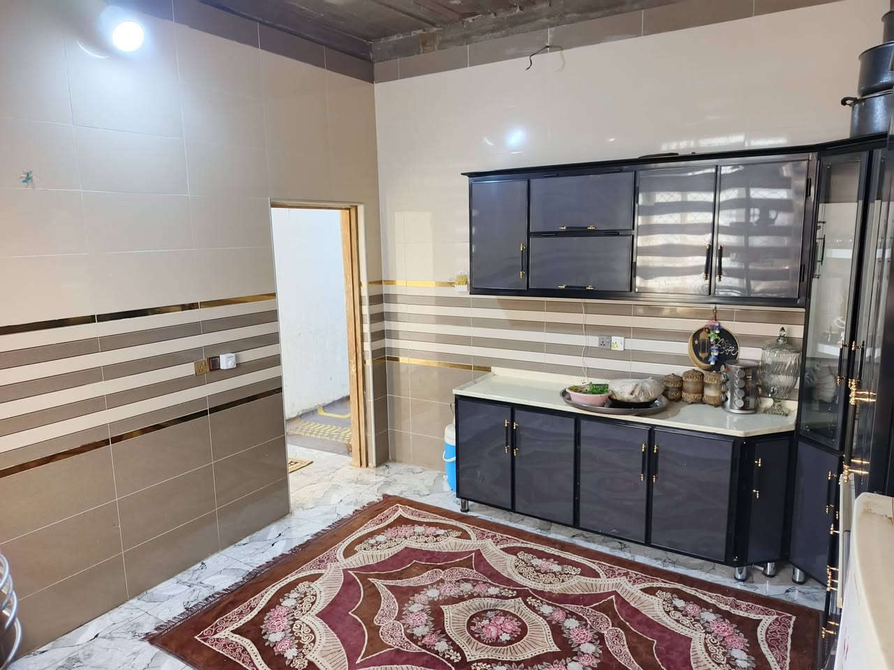 السلام عليكم بيت لبيع المكان الشموخ الولئ قرب جسر المشات متوفر جميع الخدمات محوله باب البيت بنيان حديث
المساحه 200متر
عدد الغرف 2الحجم 
صاله 8في 4
ومطبخ جبير 
وديوانيه9
طارمه وصحيات خارجيه وداخليه
السعر خاص تواصل عله هاذه رقم
***********
