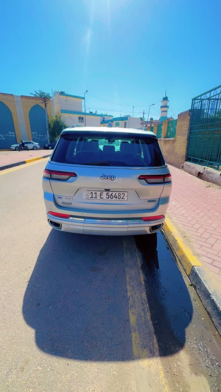 السلام عليكم  بيع مستعجل بسبب الحاجة جيب كراند شيروكي 2021 الشكل الجديد اوفر لاند  ومعروف مواصفات الاوفر لاند :
اللون رصاصي 
رقم بغداد مشروع وطني جديد
عداد السرعة 28 الف مايل
بانوراما 
كشنات جلد تدفئة تبريد 
كشنات كهرباء 
جكات 
فور ويل 
تشغيل عن بعد 
دخول ذكي 
7 راكب كشن متصل 
جنطة كهرباء 
وبعد بيه هواي مواصفات الصراحة ما اعرفه
وحادثه مثل ما موضح بالصور 
السعر : 26,000
وبيه مجال للشراي 
بغداد الدورة 
***********
