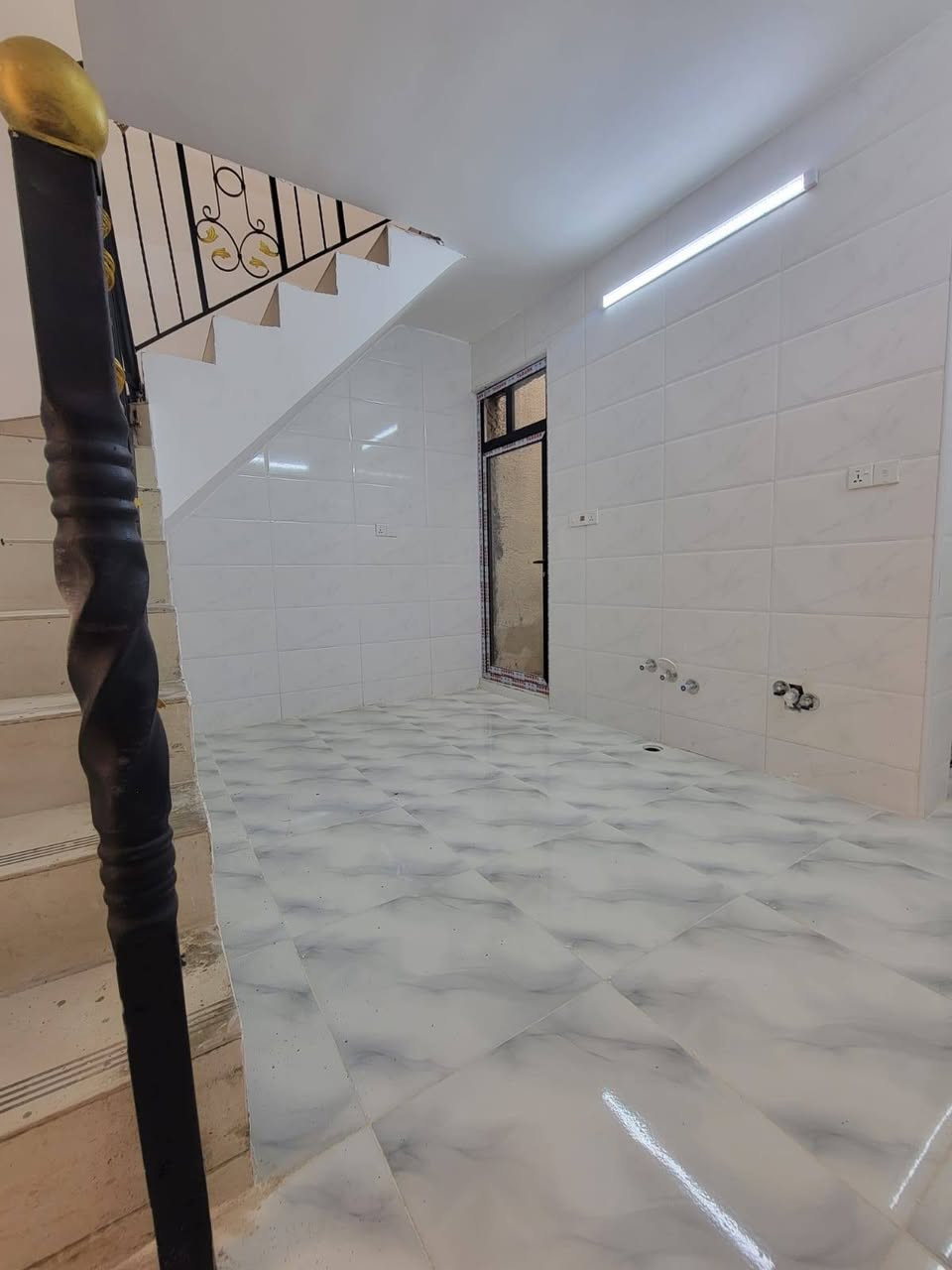 #دارللبيع
المساحة ٩٠م بواجهة  ٤.٥٠×٢٠
 يحتوي على 
صالة ومطبخ وخدمات صحية عدد١ وغرف نوم عدد ٢ 
مع سطحين الموقع الغزالية شارع مدير الامن مربع المدارس 
للاستفسار الاتصال 
***********
او زيارة المكتب في الغزالية شارع البدالة مقابل الكوخ 
مكتب الهندسي للعقار
