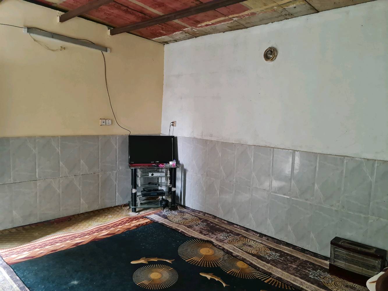 السلام عليكم بيت للبيع مساحته 120 في منطقة الحميدية بشارع المصاليخ يم المضمد علي ابو فاطمه مقابل أسواق حسون داخل فرع سعره 18 وبي مجال  
يحتوي على إستقبال وصاله وحمام ومطبخ ضمن الصاله ومنور و تواليت خارجي و غرف ٢ هاذ الرقم *********** إتصال فقط