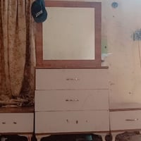 ميز مرايه • غرف نوم • للبيع