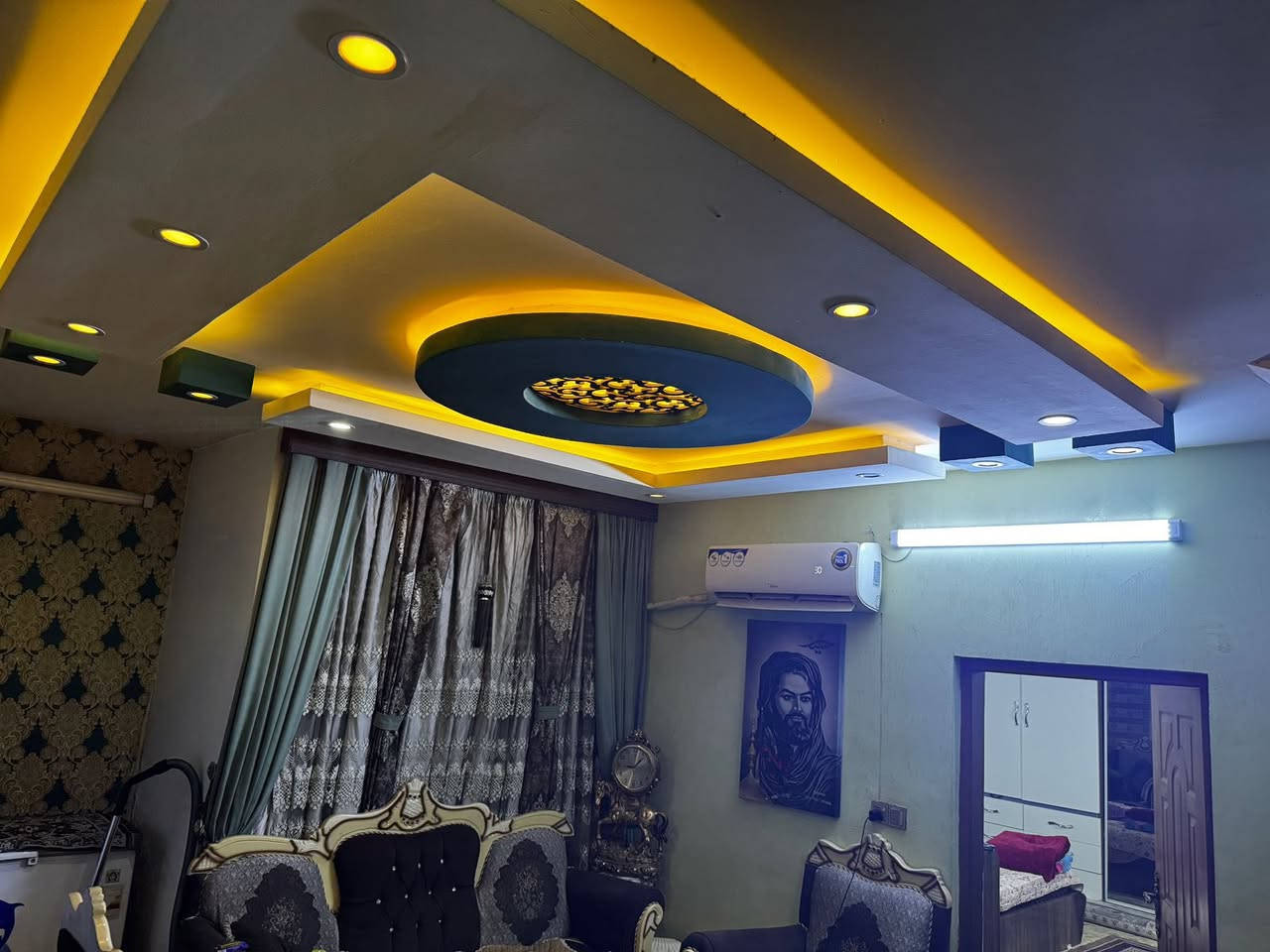 دار للبيع ١٥٠ متر طابو ملك صرف سكني 
حي المواصلات خلف مجمع ابراج العاصمه
الواجهه ٧،٥ نزال ٢٠
الطابق الاول 
غرفه واستقبال وهول ومطبخ وصحيات ٢ ومناور ٢ وكراج 
الطابق الثاني 
٣ غرف وهول وحمام 
الطابق الثالث 
هول حولي وغرفة وسطحين 
تجديد وديكورات ٢٠٢٠ 
يحتوي على مطبخ تركي موضح بالصور 
السعر خاص 
للاستفسار الاتصال 
***********
