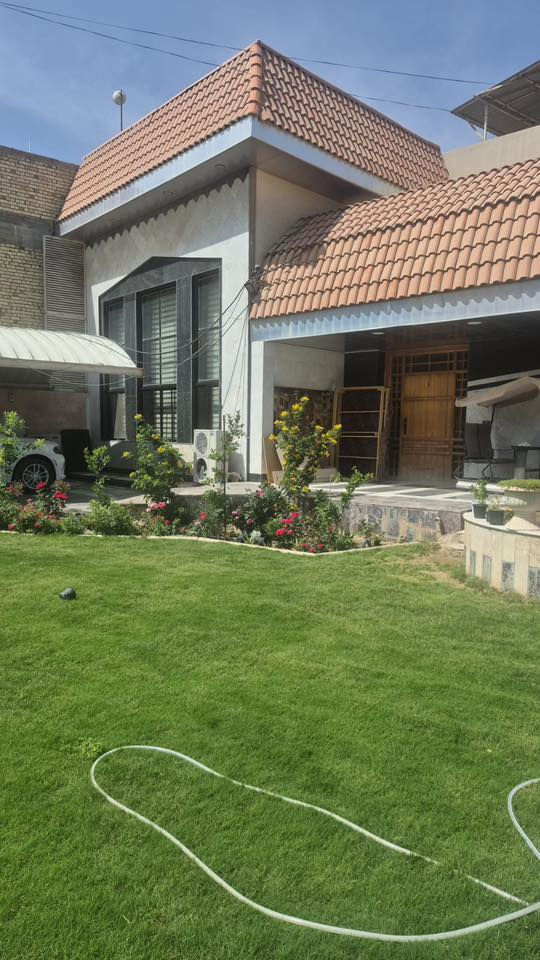 🏠 دار سكنية ملك - بناء راقي للبيع في الحنانة 🏠
فرصة لا تُعوض لامتلاك منزل الأحلام في أرقى أحياء النجف? ✨
بناء ، تصميم عصري، وموقع استراتيجي يوفر لك الراحة والهدوء في (منطقة الحنانة ).
📍 الموقع الجغرافي
• المنطقة: الحنانة 
• العلامة الدالة:قرب كميل 🕌ابن زياد عليه السلام 🗺️
.الشارع الرابط بين كميل ومسجد الحنانة 
🏘️الدار يحتوي على منظومة شمسية 🌂 
وكمية كبيرة من السبالت العمودية +مولدة 
من نوع الكاتم⚡️ من ضمن السعر الدار مغلف كرانيت بلكامل 
👈🏗️ تفاصيل العقار👈 عرض الشارع 15م
• المساحة الإجمالية: 900 متر مربع 📐.الواجهة 32🚧
• سنة التشييد:2012 (بناء درجة أولى ونظيف جداً) ✨.
• عدد الطوابق: طابقين بتصميم متكامل ومنعزل.
🧱 التفاصيل الداخلية (نظام طابقين منفصلين)
✅ الطابق الأول:
• استقبال واسعة للضيوف تليق بمناسباتكم 🛋️.
• هول داخلي (صالة) بتصميم مريح 📺.
• مطبخ عصري ونظيف 🍳.
• أربع غرف نوم 💤 نوم واسعة ومريحة 🛏️.
• مجموعة صحيات متكاملة 🚿.
✅ الطابق الثاني:
• مصمم  نظام صالة رياضية  تماماً، مما يجعله مثالياً للسكن المستقل أو للعوائل الكبيرة التي تبحث عن الخصوصية 🌟.
📞 للاستفسار والتواصل
للمزيد من المعلومات أو لتحديد موعد لمعاينة العقار على أرض الواقع، يسعدنا تواصلكم معنا عبر الأرقام التالية:
📱 *********** علي الكلابي للإستثمار العقاري 🏘️✅
سارع بحجز موعدك الآن.. فالفرص المميزة لا تدوم طويلاً! 🕒🏠
