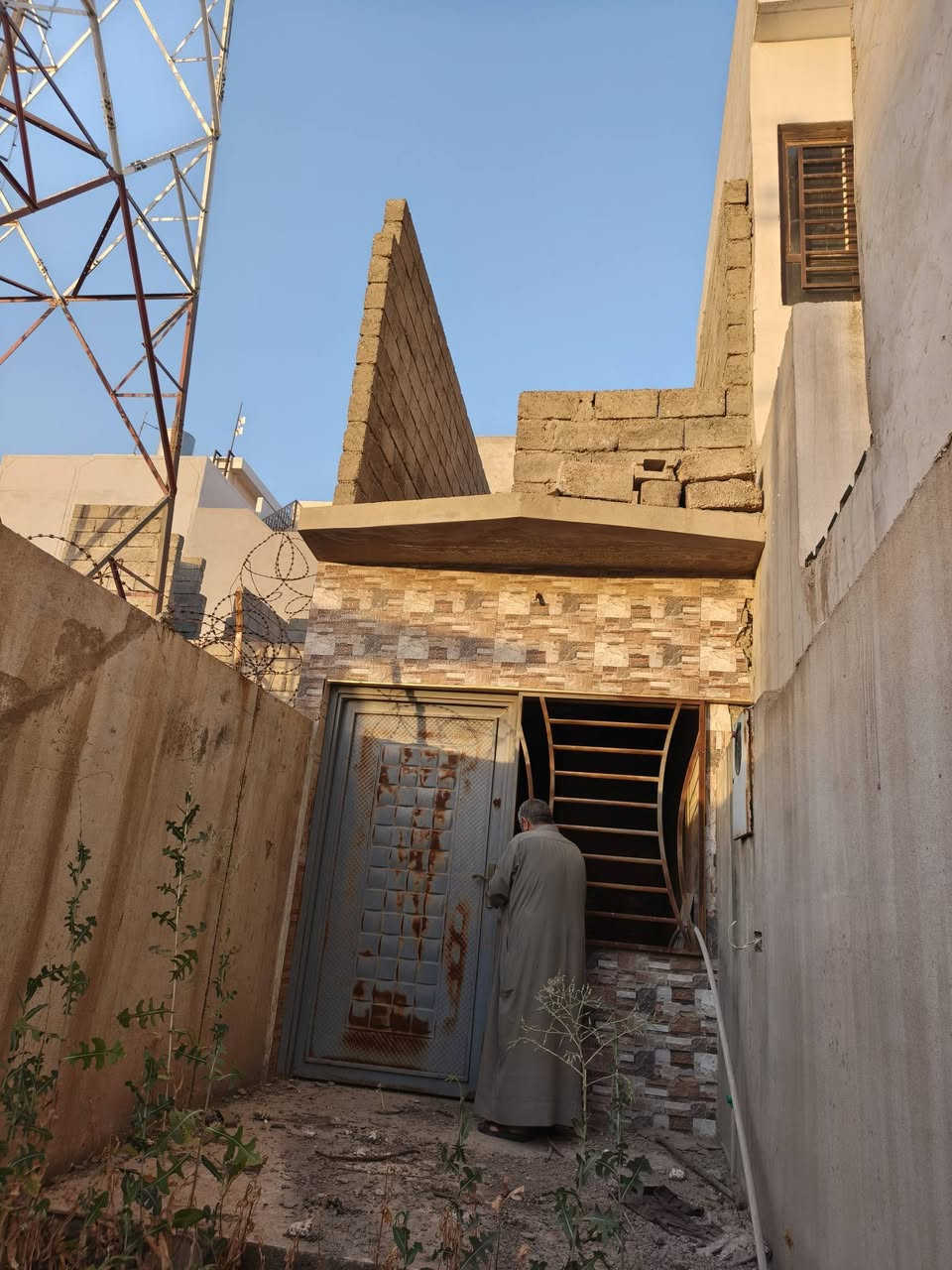 عقار للبيع موقعهُ مشيرفة الثانية قرب جامع الفرج على شارع ٦٠ المنطقة تبليط كامل خدمات مساحة العقار  ٣٠٠ متر مقسم الى قسمين نصفه بناء والنصف الاخر ارض تحتوي على برج من شركة كورك وارد سنوي واجر شهري زائدة خدمات البرج من كهرباء وانترنيت للأستفسار الاتصال على الارقم الأتي
***********

