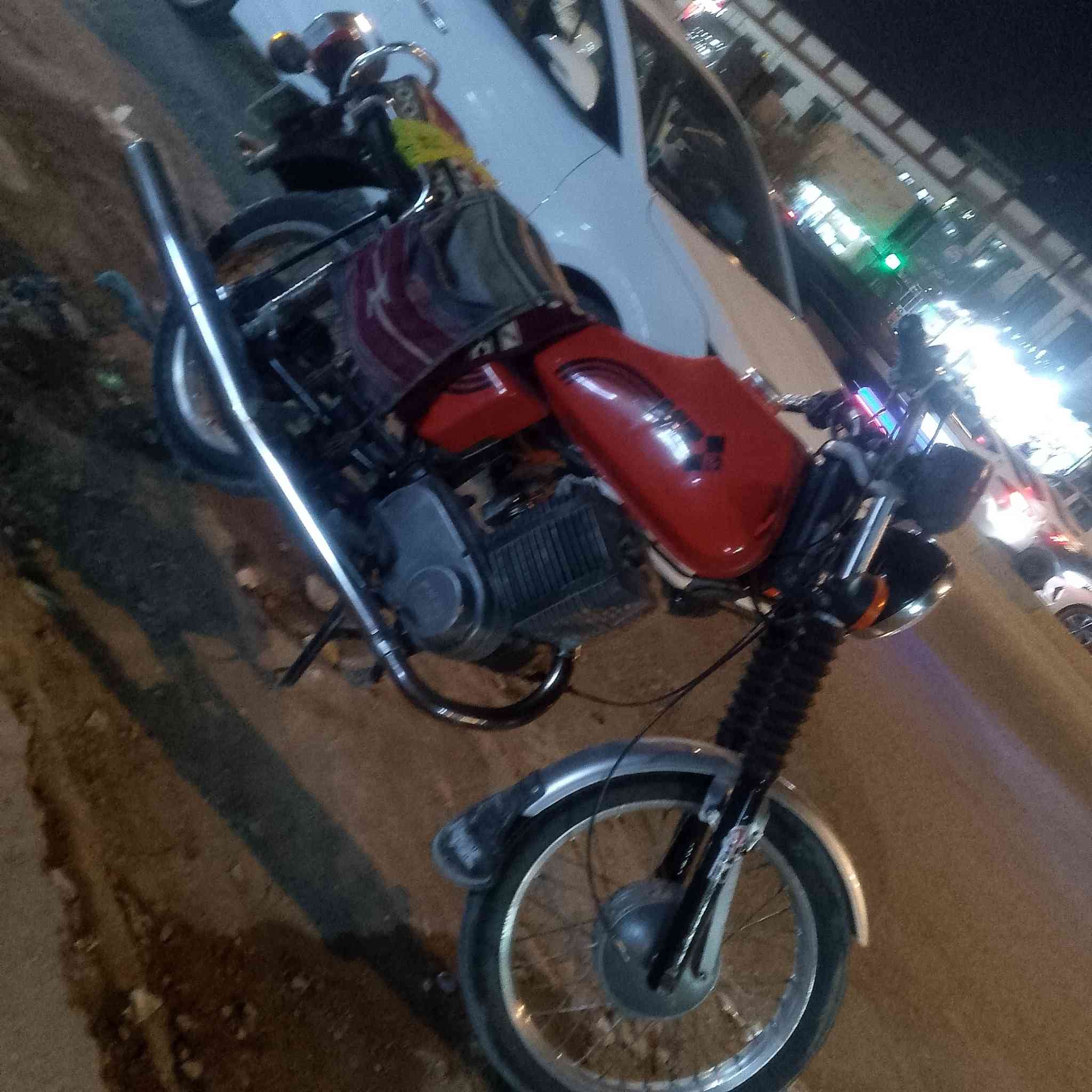 السلام عليكم عندي دراجه امزت مكفوله بيها كصه وحده موديل 82 كلها شغاله مكينه رحمه من  الله السعر خاص رقم موبايل ***********
