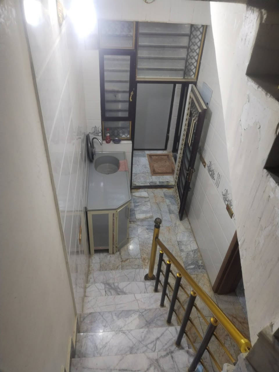 بيت مواثث وفارغ وجاهز للسكن للبيع قريب الإمام الحسين عليه السلام بمنطقة الروظتين مشي للإمام دقايق ركن ع شارعين مساحته ٤٠ متر غرفه وصحيات فوك وغرفه وصحيات جوه مواثث للسفسار ***********
