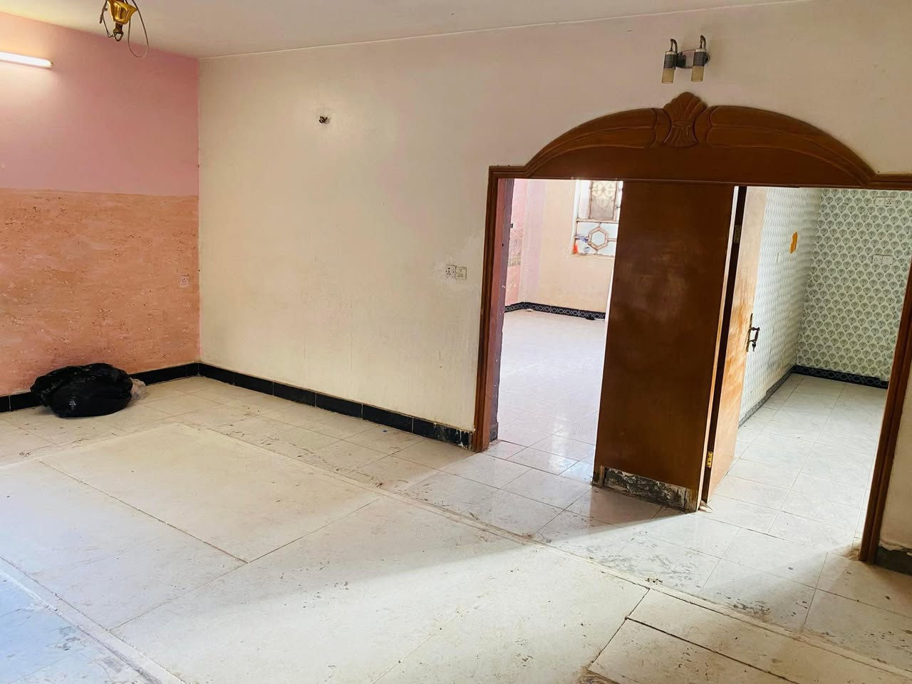 السلام عليكم 
بيت طابق ثاني فقط للايجار، غرفتين وكليدور ومطبخ وصحيات وسطح
موقعه حله شارع ٨٠ جهة كربلاء حي القضاة بالقرب من مسجد الرحمن ومجمع الحسن
البيت مفصول بدرج خارجي وباب منفصل نظيف جدا ومجهز بتانكي وسخان واناره والايجار ٣٠٠ بدون دلالية اني صاحب العقار
ومطلوب عائله صغيره للاستفسار اكثر ***********
