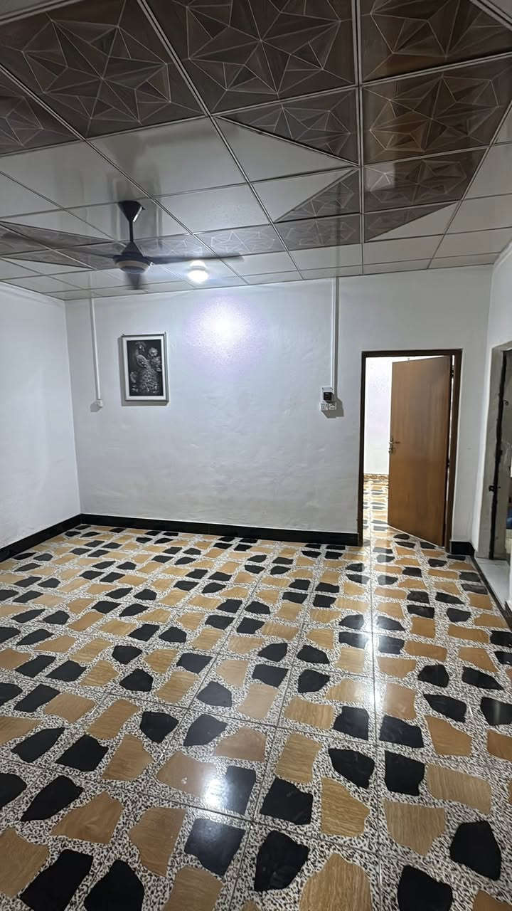 مشتمل طابق اول معزول للأيجار في القبله حي المهندسين على شارع60 تجاري يصلح للشركات مكتب محامين  سكن عائلي تحتوي على غرفتين صاله مطبخ صحيات سعر للأيجار600 للتواصل على رقم***********
