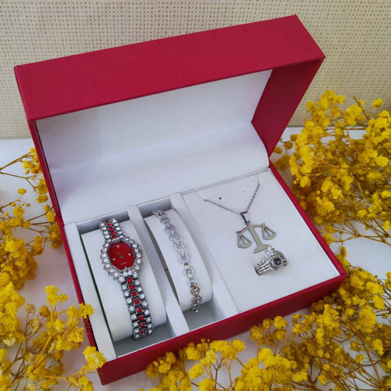 يتوفرت بوكسات ساعات نسائية 
كافه الموديلات والتصاميم متوفرة 
يتوفرت اسماء الاحرف.. 
سارع بالحجز... 
التاج الذهبي 
واتساب
 ***********
