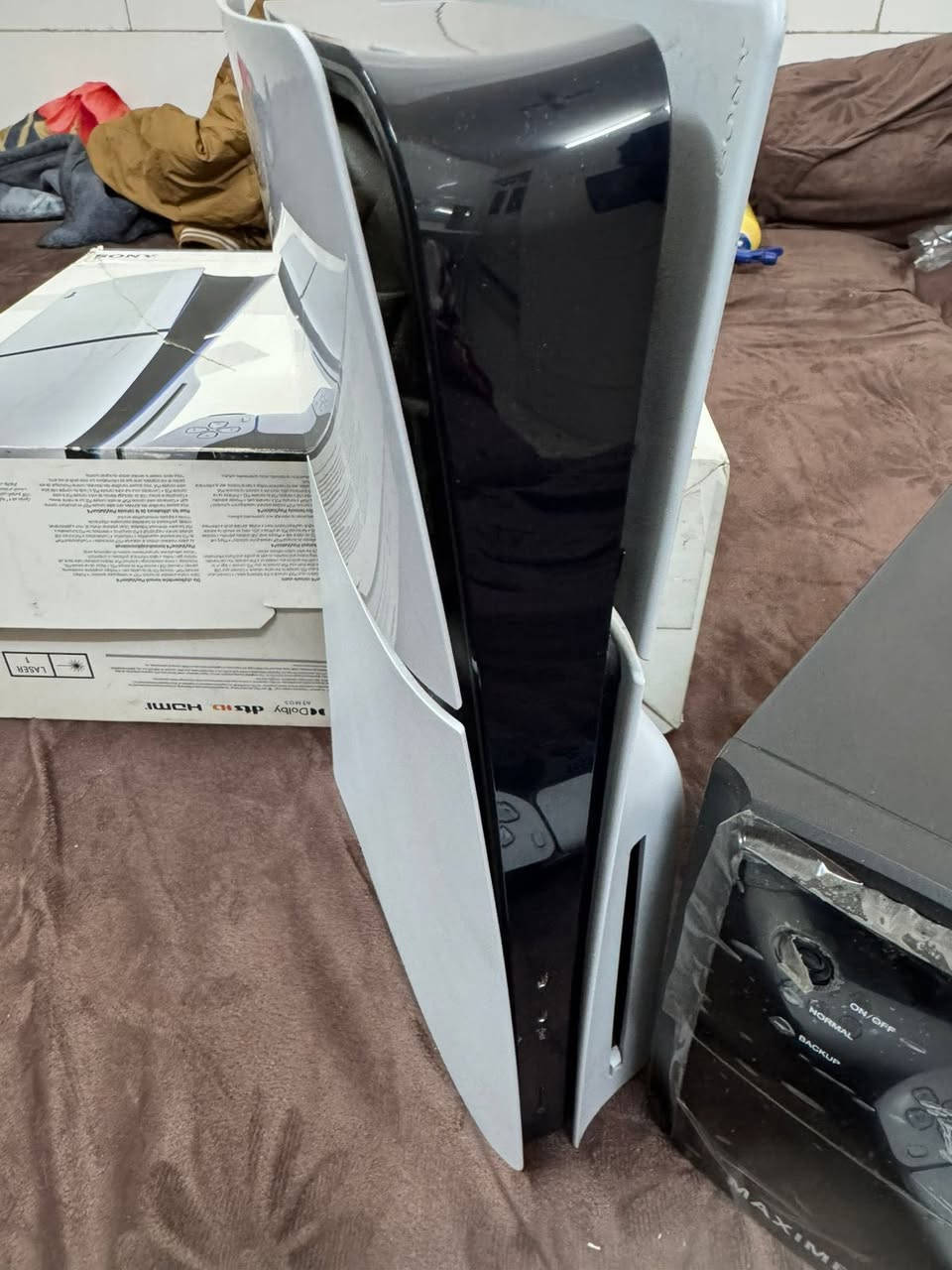 السلام عليكم بلي 5 سلم 1T للبيع نضافة الجهاز 99 ‎%‎ اخو الجديد امانة الله ورسوله جهاز ممفتوح ليبل شركه و ويا يو بي اس جديد و يده تجي ويه البلي و 3 يدات اضافه ويا اصليات 
كارتونه و وايراته و كيبلات شحن اضافيه كله كامله ويا اريدهن كلهم ب 800 الف البلي و اليدات و يوبي اس مكاني بغداد حي الجامعه و منصوب ع شاشه تجي تنوري تلعب و تفحص براحتك ***********
