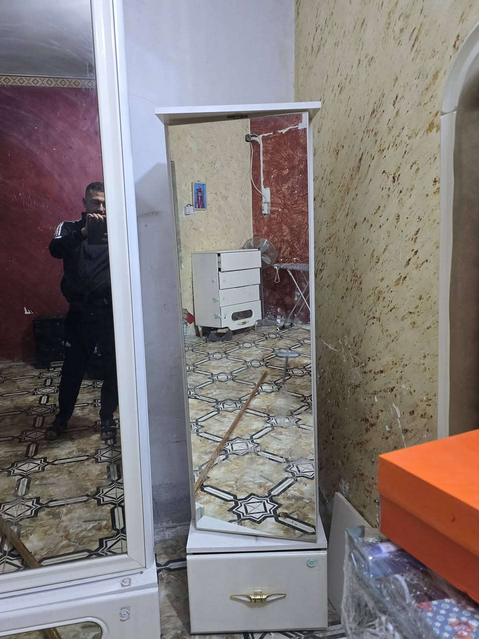 السلام عليكم
غرفة نوم تركي درجة أولى للبيع 
صبغ حراري بيبان هيدروليك 
نظيفة 
٩ قطع ثقيل 
المكان طويريج 
السعر ٧٠٠ الف وبيها مجال 
ملاحظة فتح ونقل ع المشتري 
للتواصل واتساب 
***********
