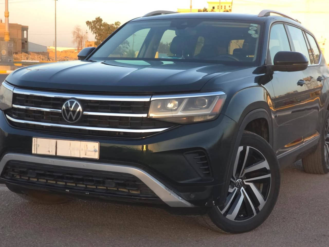 🚗 Volkswagen Atlas 2021 SEL V6
فولكس واگن أطلس موديل 2021

– بحالة ممتازة جداً

السعر : 240$ وبيها مجال

📊 المواصفات العامة:

 • الممشى: 94 ألف ميل

 • المحرك: 6 سلندر 3.6 لتر

 • ناقل الحركة: أوتوماتيك 8 سرعات

فتحة سقف 
 
لوحة اربيل
• نظام الدفع: 4Motion (دفع رباعي)

🛋️ الداخلية:

 • مقاعد جلد بلون اسود

 • كشنات كهرباء + تدفئة مقاعد

 • 7 ركاب

 • تبريد ثلاثي (3 Zones)

 • شحن لاسلكي

 • عدادات ديجتال

📱 التكنولوجيا والترفيه:

 • شاشة معلومات كبيرة

‏ • Apple CarPlay + Android Auto

 • تحكم صوتي

 • تحكم بالشاشة عن بعد

🚦 أنظمة الأمان والمساعدة:

 • نظام قيادة ذكي

 • تثبيت سرعة

 • تحديد مسار تفاعلي

 • نقاط عمياء

 • حساسات 360 درجة

 • التعرف على إشارات المرور

💡 الإضاءة:

 • IQ LED

‎ • لايت ذكي مع الستيرن

‎ • إنارات ترحيبية

⚙️ مميزات إضافية:

 • 6 وضعيات قيادة

 • تشغيل عن بعد

 • تشغيل ذكي + دخول ذكي

‏ • Auto Hold

‏ • Auto Start/Stop

 • هاند بريك كهربائي

📌 ملاحظات:

 • شرط التحويل

📞 للتواصل:
*********** متوفر  واتساب
