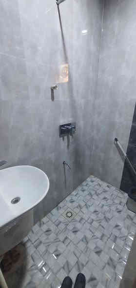 السلام عليكم 
بيت المساحه 100 متر 
الموقع شارع القاضي بناء 2023 
السعر 145 مليون 
مطلوب اسكان 40 مليون 
بل نقد 105 
40 تحويل اسكان 
للاستفسار ***********
