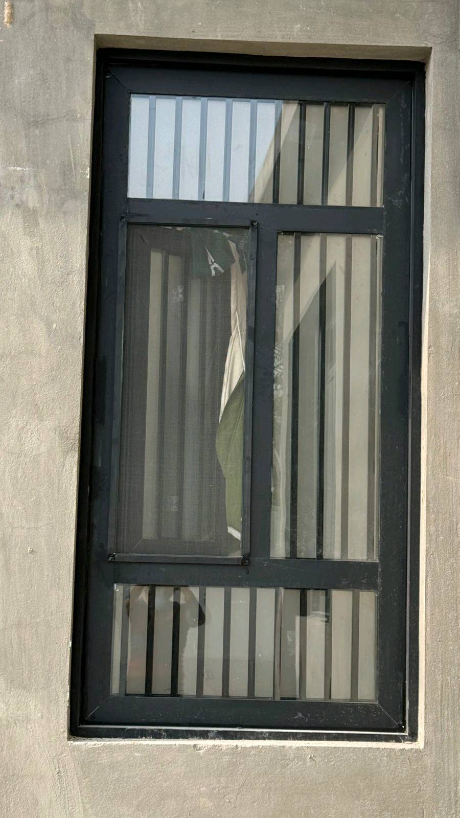 أعزائي، لدي شبابيك وأبواب ألمنيوم عالية المستوى مع تقفيل ممتاز، إضافة إلى مغسلة مطبخ أنيقة. المنتجات جديدة ولم تُستخدم بعد، ومصنوعة من خامات قوية تضمن المتانة والجودة. مناسبة لجميع أنواع المنازل العصرية. الرجاء التواصل لمزيد من التفاصيل حول الأسعار والتوصيل.