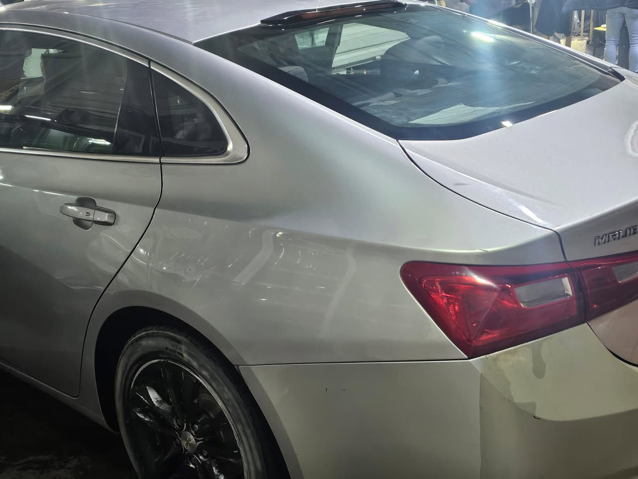 سلام عليكم
ملاحظة مكلف بالنشر مو مالتي 
سيارة ماليبو للبيع في بغداد
 موديل 2018 رصاصي رقم اربيل تريد وكالة تريد تحويل صاحبها موجود . 
السيارة وصور الحادث موضحة امامكم . سيارة مرتبة ونظيفة وحادثها بسيط بدون دواخل وما ناقصها شي .
السعر : 88 ورقة وبيها مجال
ويمكنكم التواصل مع صاحب السيارة : ***********
