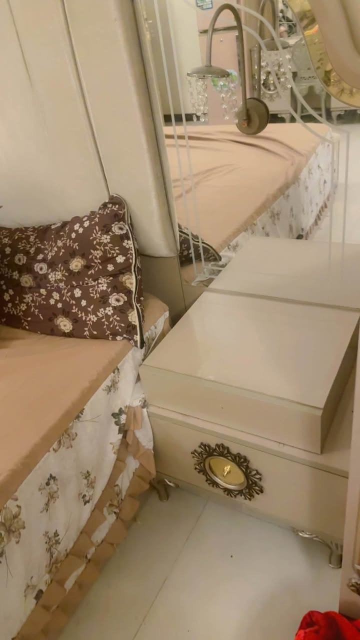 غرفه تركي نضيفه جداً باب الاول استخدام قليل للبيع  سعر٨٠٠ي استفسارعالرقم ‭***********‬بلديات شارع المصرف
