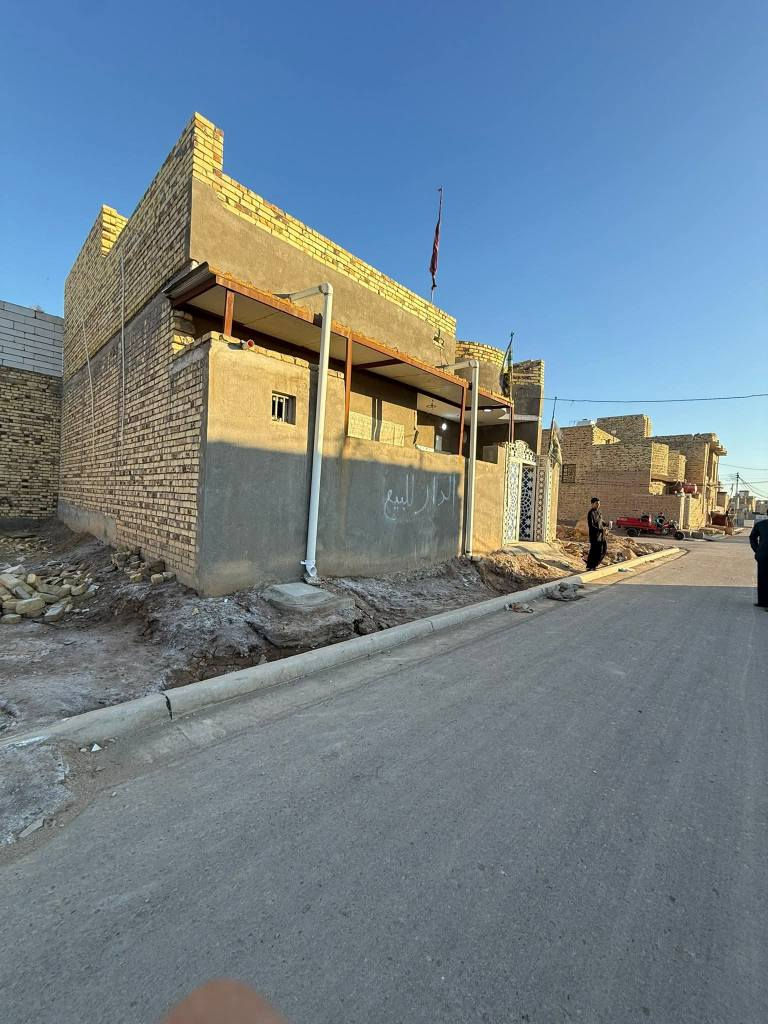 دار للبيع حي الموظفين كامل خدمات
المساحة ١٠٠ متر مربع بصف الركن 
رقم العقار ٨٦٣٣ مقاطعة ٥٥
 البناء سنة ٢٠٢٤ طابو صرف  
السقف كونكريت وغرفة جوة والغرفة الفوك بس هيكل بدون سقف للطلب والاستفسار 
*********** عمارة, ميسان
