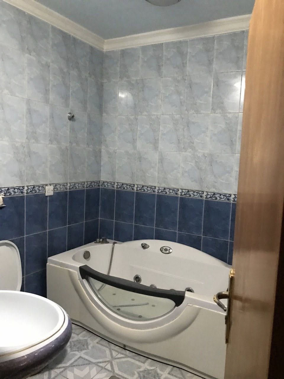 دار للبيع في حي الجامعة مساحة ٢٧٠ واجهة ٨،٤ ونزال ٣٢ أربع غرف نوم حمام ٢ صالة كبيرة كراج كبير وحديقة كبيرة الاتصال على الوتس اب ***********
