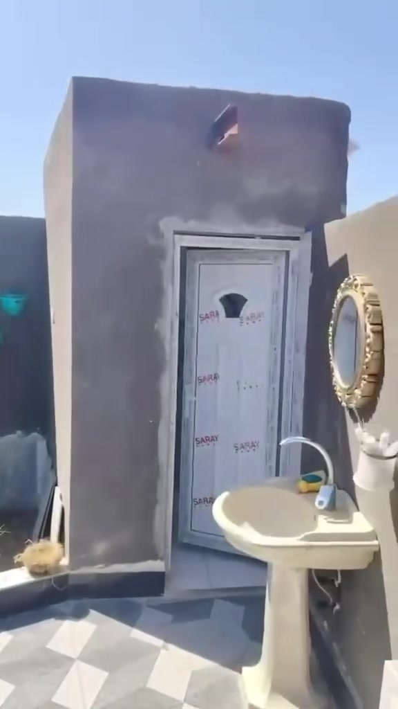 سلام عليكم 
بيت زراعي مساحه ٢٥٠ م  
عنوان ناصريه / حي الكناهره / مقابل حي الحشد / سديناويه / شارع مدرسة البلسم 

يحتوي البيت على غرفتين / صاله / دوانيه / مطبخ / مغاسل داخليه وخارجيه / مع ترك ٦*٨ 

نوع البناء بلوك عكاده 
خدمات / ماي / مجاري / كهرباء 

***********
