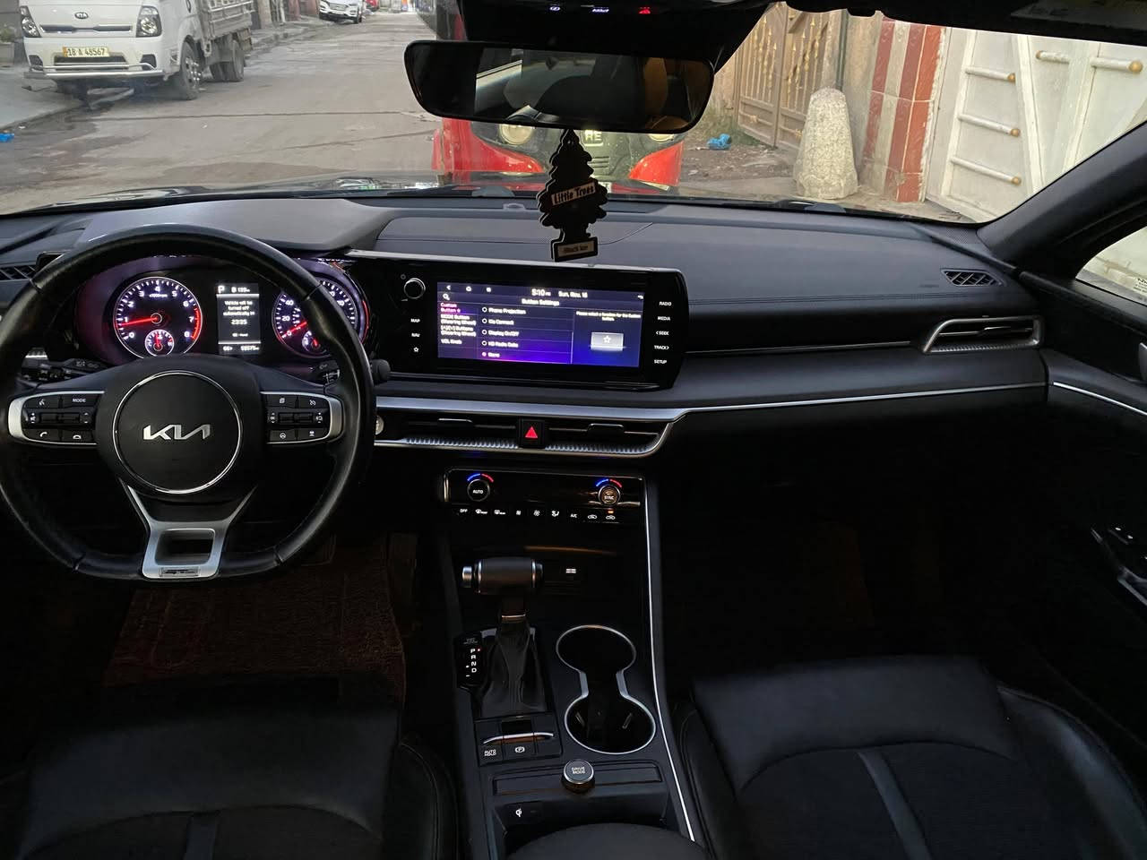 السلام عليكم k5 موديل ٢٣ وارد امريكي  السعر ١٤٥ حرة بدون رقم 
مواصفات GT Lien فول ما عدى البانوراما
بصمة تشغيل وأبواب
تشغيل عن بعد
رادار أمامي وخلفي وجانبي
نقطة عمياء 
توقف ذاتي 
تبريد بلادي ثلج 
كشنات جلد
هاند بريك بصمة
٤ وضعيات قيادة 
لايت وبك لايت لد 
ماشية ٦١
حادث جاملغ وباب
العنوان بغداد
***********
