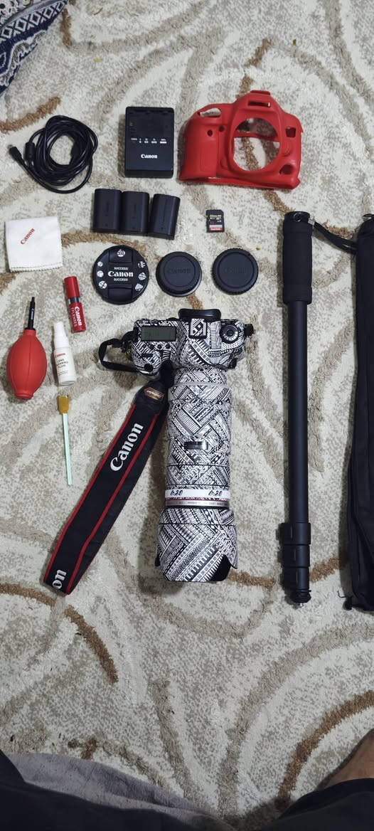 السلام عليكم 
كانون 5D MarkIV
زوم 70/200 فتحه 2.8
النضافه 95%
جميع الملحقات كامله
ستان احادي
جنطه كبيره
بطاريات 3
رام ساندسك 32
كفر حمايه كامره احمر
عدة تنضيف كامله
كيبل نقل صور
السعر 1800
***********

