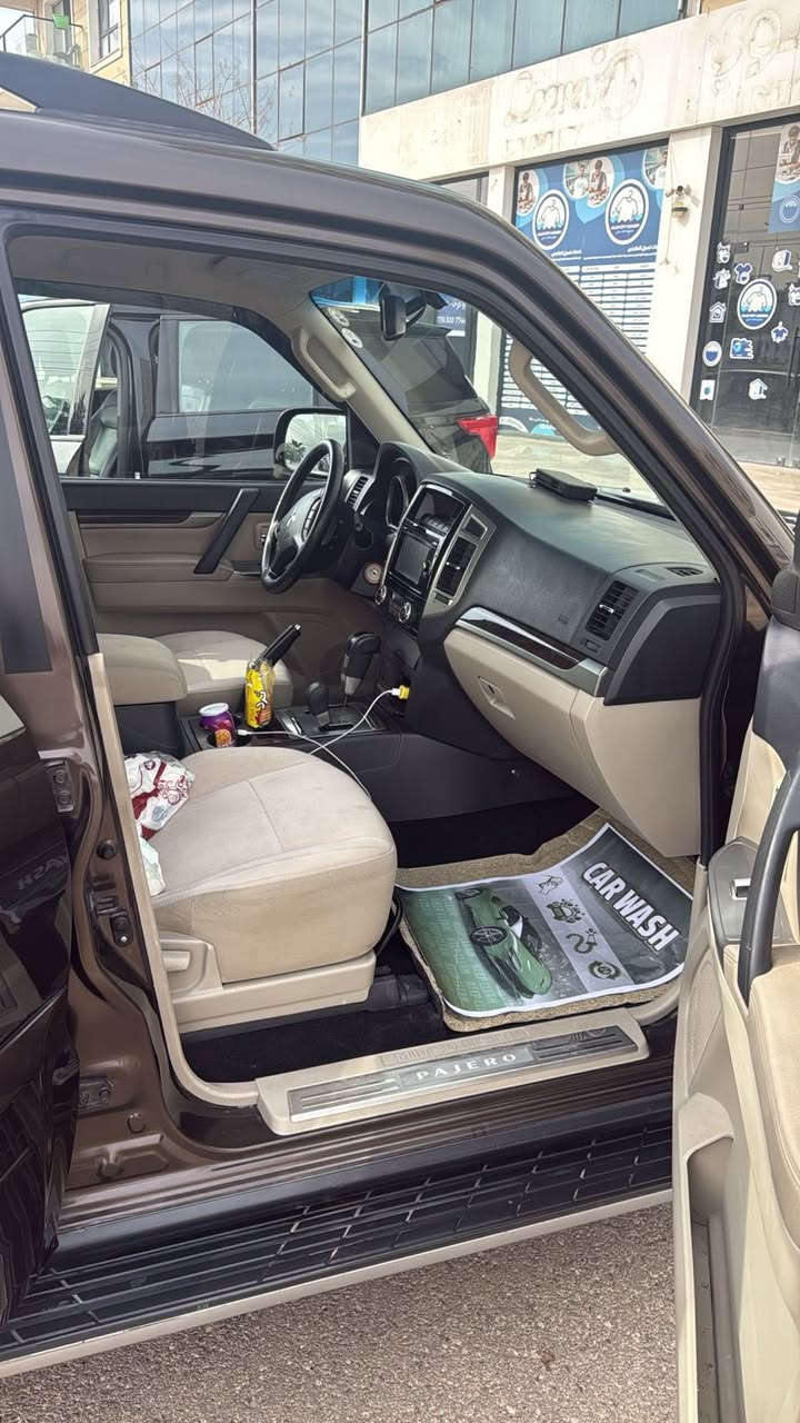 السلام عليكم
باجيرو 2017 
خليجي كفاله عامه بدون صبغ 
ماشيه 89 الف 
فول السياره 
بيها رصعات فقط بصفحه عكس السايق 
السعر ٢١ الف وبي مجال مكاني بغداد كرادة ***********
