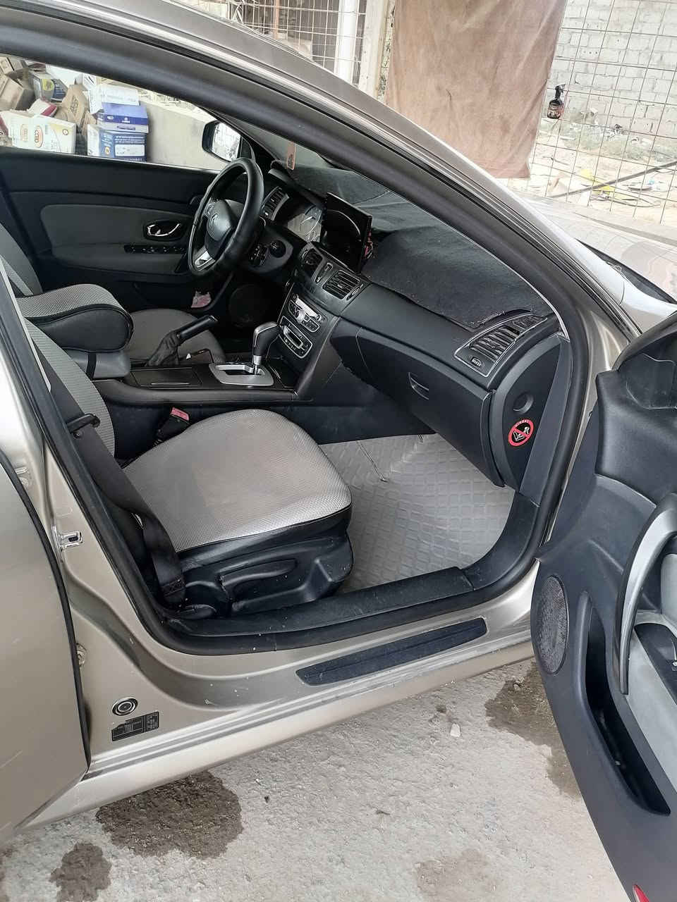 سلام عليكم
رينو سافران 2013 
سيارة حلوة ونضيفة 
بصمة 
تبريد قطعتين  
بعد بيها مواصفات  
رقم بغداد الإنكليزي الجديد هزه و سنويه 29
العنوان الديوانية شاميه   
السعر 88 ورقة وبيه مجال رقم التليفون ***********
