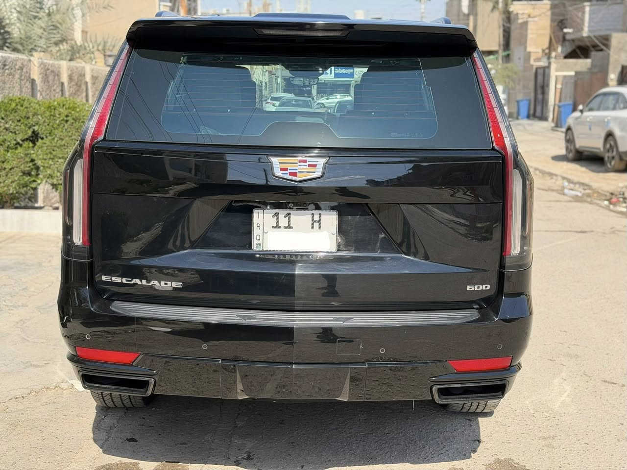 كاديلاك 2023 اسكاليد خليجي ضمان وكاله المنصور
رقم بغداد باسمي 
ماشيه ٦٦ الف كيلومتر 
مغلفه بالكامل ppf من زيرو بي ضمان ١٠ سنوات
مكفوله من الصبغ والبارد والشخط والرصعه والتكحيل سياره جديده بالكارتون كأنما زيرو استخدام شخصي 
كير ومحرك كفاله برغي ممفتوح بيهن 
رقمي ***********

معروفه مواصفات الكديلاك 
٣٦ سماعه / كشنات كلهن كهرباء / جكات / ٥ شاشات / ٥ كاميرات / واقع معزز ونايت فجن / حساسات ورادارات من جميع الجهات / بانوراما / دوسات شفط / كشنات تدفئه تبريد / راخل منفصل vip

والسياره جديده جدا جدا جدا 
 كل غراضها بالجيس وبعدها ارضيتها ممطبوكه عليها وشادلها تخم تاير ومسويلها وادامه كامله 
السعر ٧٦٥ وبيها مجال للشراي 
***********
مكاني بغداد
