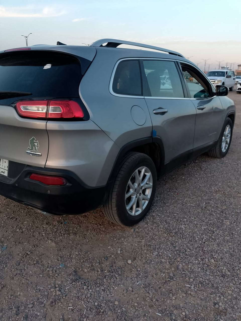 السلام عليكم للبيع جيب شيروكي موديل 2016سيارة حلوة ونضيفة بيع مستعجل مكاني بصرة رقمي ***********
