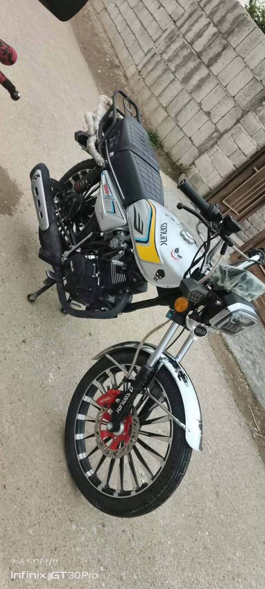 السلام عليكم 
من رخصه الادمن 
#دراجه سونـك
موديل 2025
محرك 200cc اسود
اللون رصاصي 
اوراق: كارتونية
كفاله عامه 
ما ناقصه اي شي مكينه ناعمه
مكانها سنسل 
السعر 800 وبيها مجال 
للستفسار:   خاص
  او على رقم الهاتف:  ***********
