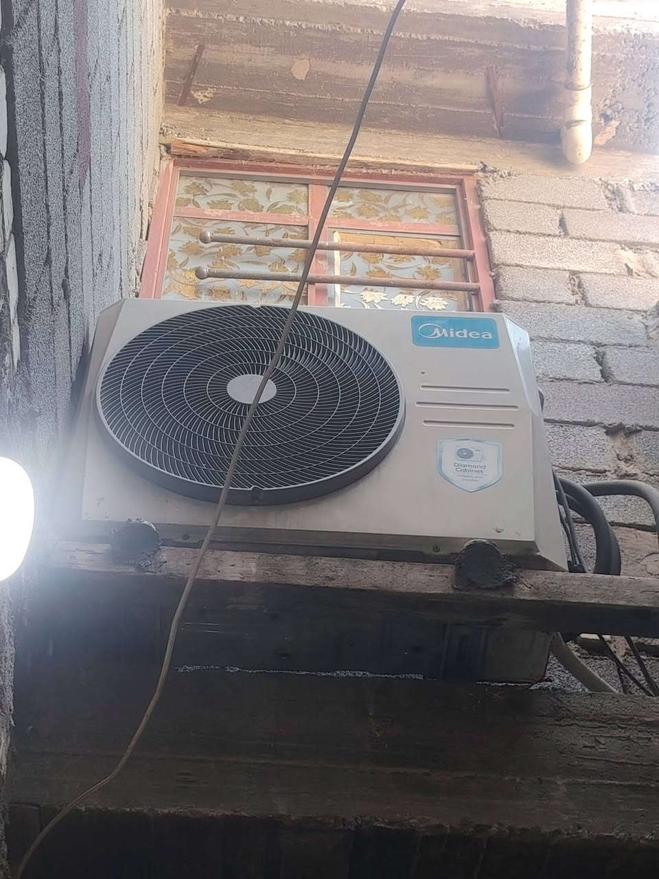 عندي سبلت نضيف بس صار بي ليك  بل قطع داخلي 2 طن عامودي ميديا قفل ***********
500 الف 
بغداد جسر ديالى قديم 
تجي شوف هو شغال بي هوه بارد قيل
