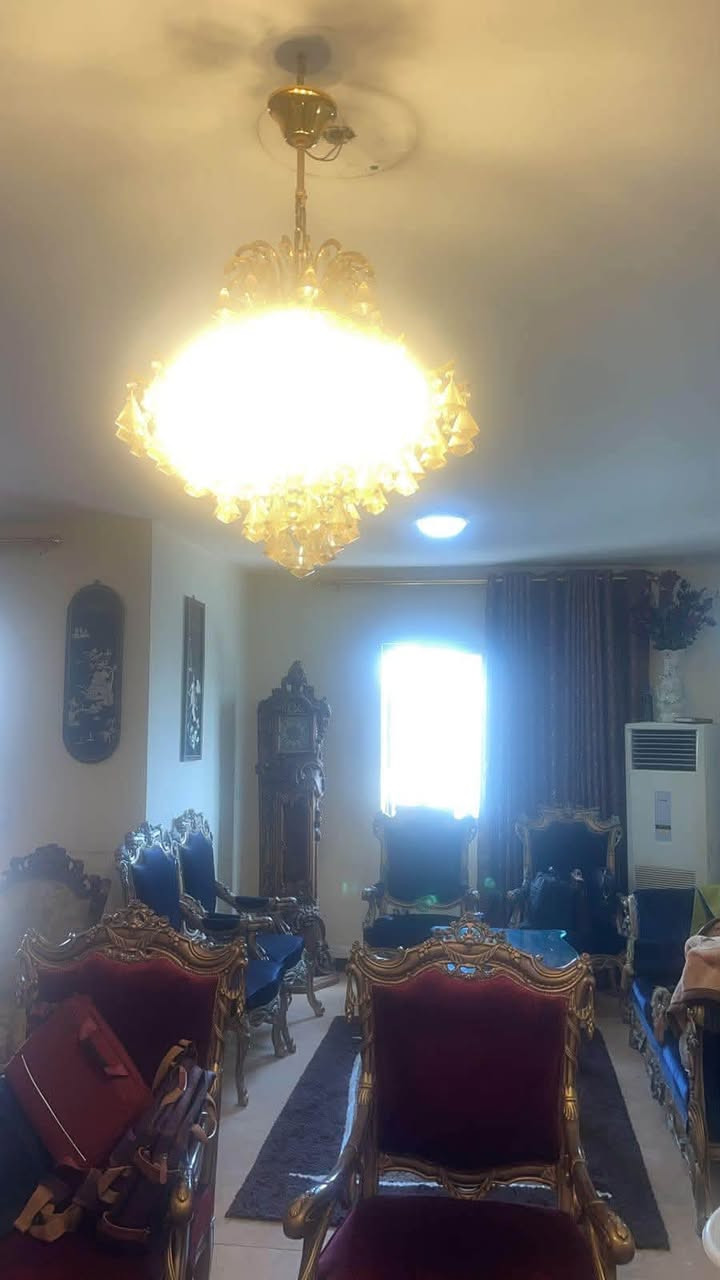 ثريات كريستال إيطالي زوج مع 3 براكيتات كاملات بدون نقص اريدهم ب 300 وقابل للتفاوض ***********
