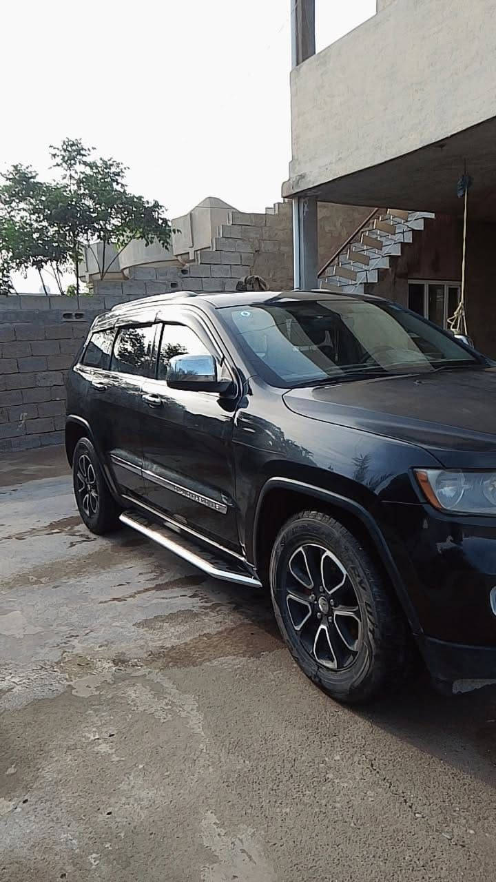 جيب فئة بلاك توب الشكل الجديد
موديل 2013
حجم المحرك 3600
رقم بغداد 
مفتاح التشغيل بصمة 
تشغيل عن بعد 
قماره تنتا
فتح الصندوق كهرباء 
 دفع رباعي 4WD
رادار 
مانع تصادم
 تحديد المسار
رادار امامي
حساسات خلفية 
لايت زينون + LED 
ويل كب 20
4 دسك
حساسات ضغط الاطارات  
شاشة كبيره
كاميرا دوارة 
ناره الداخلية LED 
مقود جلد  
شفتات مقود 
مثبت السرعة Cruise 
المودات والاوامر ا
شاحن هاتف 
تتسع المقصورة ل 5 ركاب
المقعدالامامية كهرباء 
تدفئة المقاعد
قطعتين تبريد 
نظام مانع الانزلاق  
حاملات الأكواب 
تدفئه بالستيرن 
رقم بغداد الجديد مشروع وطني تدورها في اي محافظه بأسمي السنويه 2029
السعر 165$وبيه مجال
مكان السيارة الموصل/مخمور/الكوير الحادث بونيد وجاملغ بدون دواخل
مراوس بأقل منه عادي ***********
