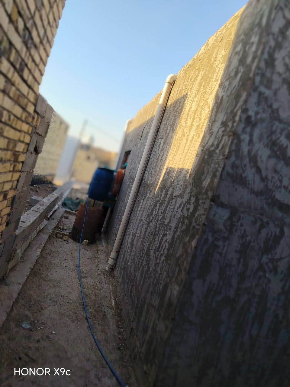 السلام عليكم 
بيت للبيع مساحه 200 م 
المواقع كاع عقيل الغازي مقابيل العيبي غريب علا شارع يحتوي على غرفتين نوم 5×4 + صالة 8×4 + مطبخ 4×4 + استقبال 8×4 + صحيات خارجيه السعر 27 وبيه مجال استفسار اكثر اتصل ***********

