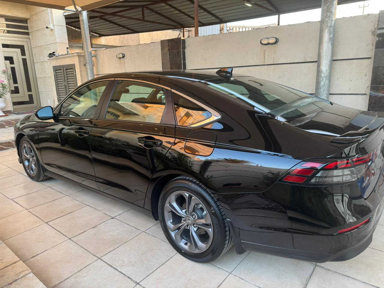 سلام عليكم هوندا اكورد هايبرد 2025 فئه السبورت 
السياره كله ليبل واحد بدون صبغ بدون ايرباك الحادث فقط قبق جنطه مصلح عل بارد السياره علئ ايدي كاصه ومصلحه كلشي بيه بلادي ما مبدل  ماشيه 4500مايل اخت الزيو مبدل تايرات شاد مال exl المرغوب بدون طسه  السياره بحاله الوكاله والسياره مبولشه  رقم بغداد باسمي تحويل ثاني يوم حادثه مرفق بل منشور السعر 225$ العنوان 
بغداد حي الجهاد 
***********
