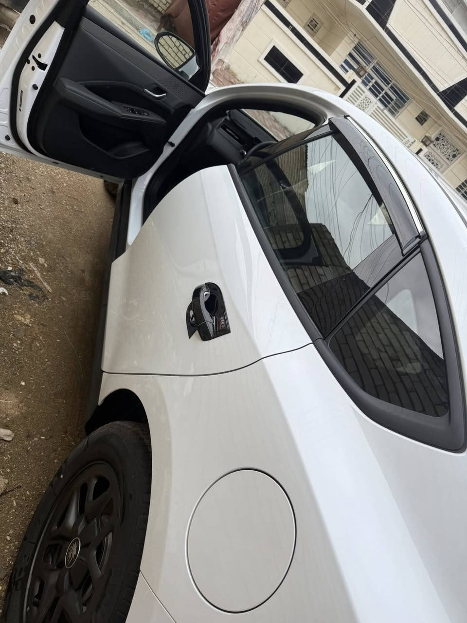 السلام عليكم 
بي واي دي كن بلاس ماشيه ٢٠٠٠
مبدل دهن وكاعيات ومطريات 
ويدات بوب-طاسه باب 
فرشه دشبول امامي وخلفي 
سياره مرتبه ع آخر حبايه 
بعدها زيرو مرقم بغداد بسمي 
السعر ١٨ بسعر السوك 
والي يكول ليش تبيع امانه الله محتاج فلوس 
والميعجبه السعر يعبر المنشور 
*********** بغداد المحموديه
