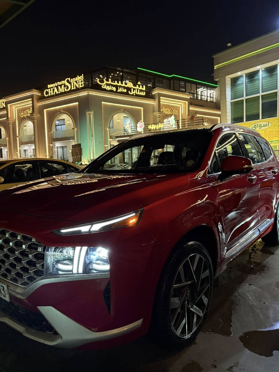 هيونداي سنتافي ٢٠٢٣ أعلى فئة. وكالة . هاترك  (Full Option / Calligraphy) 👇
السيارة وارد امريكي. صور لحادث مرفقه 

 • المحرك: 4 سلندر 2.5 لتر توربو

 • ناقل الحركة: أوتوماتيك 8 سرعات (DCT)

 • الدفع: رباعي AWD

 • وضعيات قيادة: Comfort – Sport – Eco – Smart + أوضاع للطرق الوعرة (ثلج / طين / رمل)

🛡️ أنظمة الأمان (Hyundai SmartSense)

 • مثبت سرعة ذكي مع التوقف والانطلاق

 • نظام المحافظة على المسار

 • تحذير النقطة العمياء مع تدخل تلقائي

 • تحذير الاصطدام الأمامي والخلفي

 • مساعد القيادة على الطرق السريعة

 • كاميرات 360 درجة

 • حساسات أمامية وخلفية

 • 6 أو 8 وسائد هوائية (حسب السوق)

الفخامة والتجهيزات الداخلية

 • مقاعد جلد نابا

 • مقاعد أمامية كهربائية مع تبريد وتسخين

 • مقاعد خلفية تسخين

 • ذاكرة مقعد السائق

 • شاشة عدادات رقمية 12.3 إنج

 • شاشة وسطية 10.25 إنج

 • نظام صوتي Harman Kardon

 • شحن لاسلكي

 • دخول وتشغيل ذكي 

 • إضاءة داخلية محيطية

 • تحكم بالمناخ ثلاثي المناطق

 • باب خلفي كهربائي ذكي

 • فتح وتشغيل عن بُعد

 • مصابيح LED أمامية وخلفية

 • فتحة سقف بانورامية

 • مرايا كهربائية مع تسخين 

 

رقم بغداد جديد

مكان سياره. الكرادة

سعر   …….   ٢٢٠. وبيه مجال.  

 الشراي يتصل.
***********
