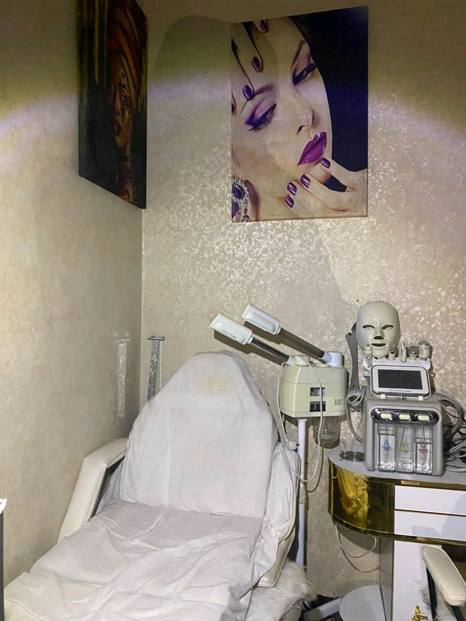 💇‍♀️ للبيع صالون مع جميع أغراضه

📍 الموقع: النجف – بداية حي ميسان، قرب أسواق دينار ودينارين، داخل مجمع الرحمن التجاري.

✨ اسم الصالون: نازك بيوتي.

💰 السعر: 6 ملايين دينار، وقابل للتفاوض بحدود المعقول.

للاستفسار والمعاينة، راسلني على الخاص.