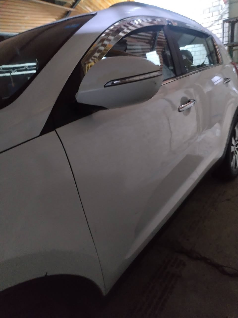 السلام عليكم كيا سبورتج موديل ٢٠١٤ ماشيه ٨١ ألف بسمي مكفولة من الصبغ بيها بارد قليل بجاملغ السايق وبيها ٣شخوط صغيره رايدها ١٥٢ وهذا رقمي ***********
