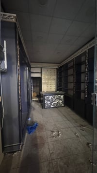 ديكور محل كامل متكون من 3 اضلاع  رفوف +  ميوزه + ديكور تعليك  عندي بسه...