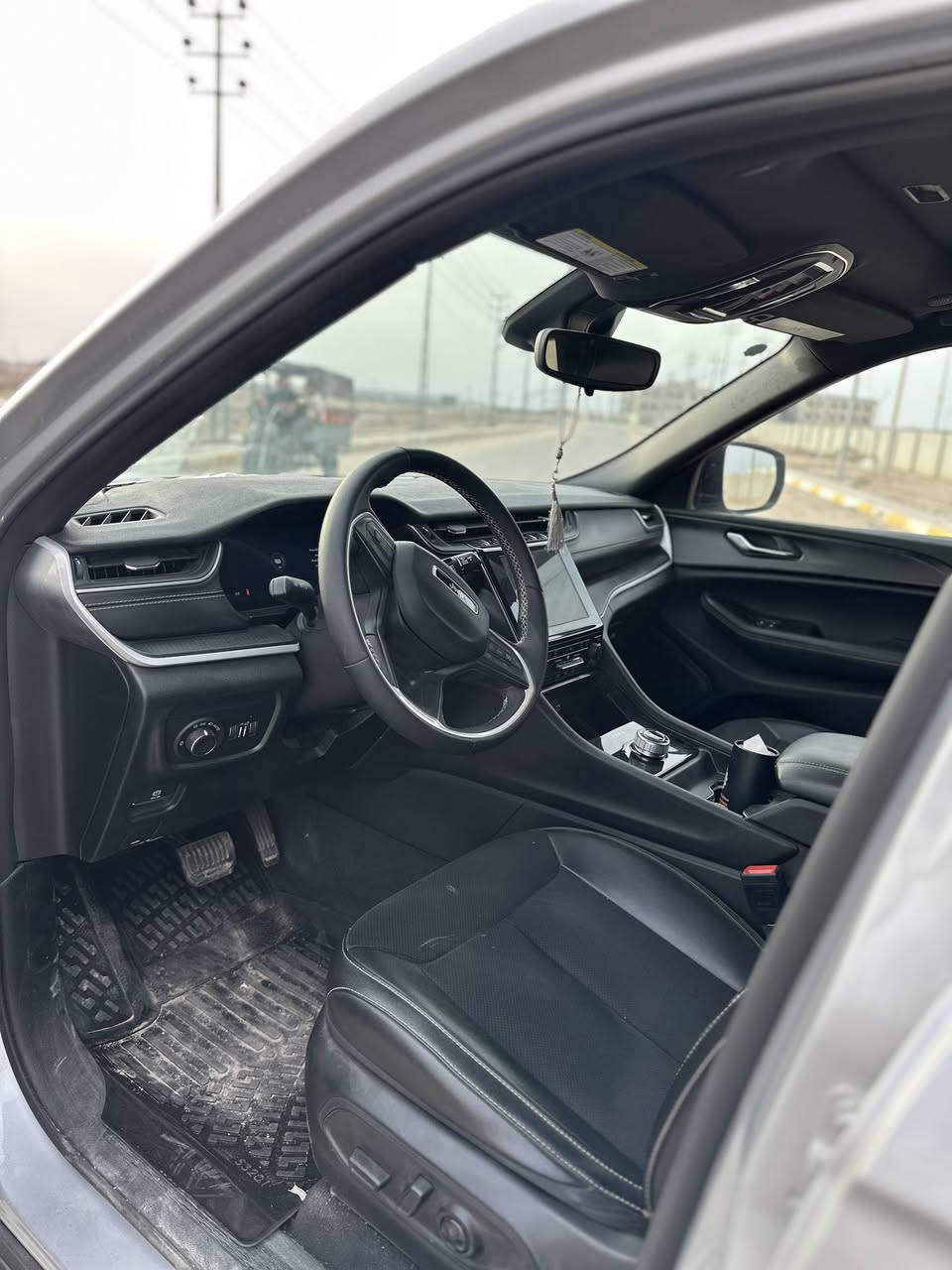 جيب كراند شيروكي التيتيود بلاك ادشن .
الموديل : 2024 . (وارد امريكي) .
293hp . V6. 3.6L : المحرك
العداد : 21 الف كيلو متر .
المواصفات :
* 5 راكب .
﻿﻿دفع رباعي 4x4 .
﻿﻿رادار امامي مع مانع تصادم .
﻿﻿تحذير الخروج عن المسار .
﻿﻿تحذير النقطة عمياء .
نظام تحذير عند التقاطعات.
* شاحن موبايل وايرلس.
* ويل قياس 20 انج .
* فتحة سقف .
* لوحة القيادة بقياس 12 أنج.
* كير شفتر بالستيرن .
* كاميرا خلفية.
*شاشة متوسطة 8.1 أنج
* المصابيح الأمامية زنون .
* كشافات الضباب زنون،
* دخول ذكي.
الصندوق الخلفي كهربائي .
﻿﻿فرش المقصورة الداخلية من الجلد والشاموا .
﻿﻿مقعد السائق كهربائي .
﻿﻿المقاعد الأمامية تدفئة .
﻿﻿حساسات خلفية .
﻿﻿دوسات جانبية .
﻿﻿مكيف خلفي .
﻿﻿تدفئة مقود القيادة .
﻿﻿مانع تصادم خلفي .
﻿﻿بلوتوث تلفون .
الضرر: تبديل بنيد فقط بدون ايرباغ وبدون شواصي
⭕️ مكاني البصرة
دخول جديد كتاب شهداء
***********
السعر: 280
