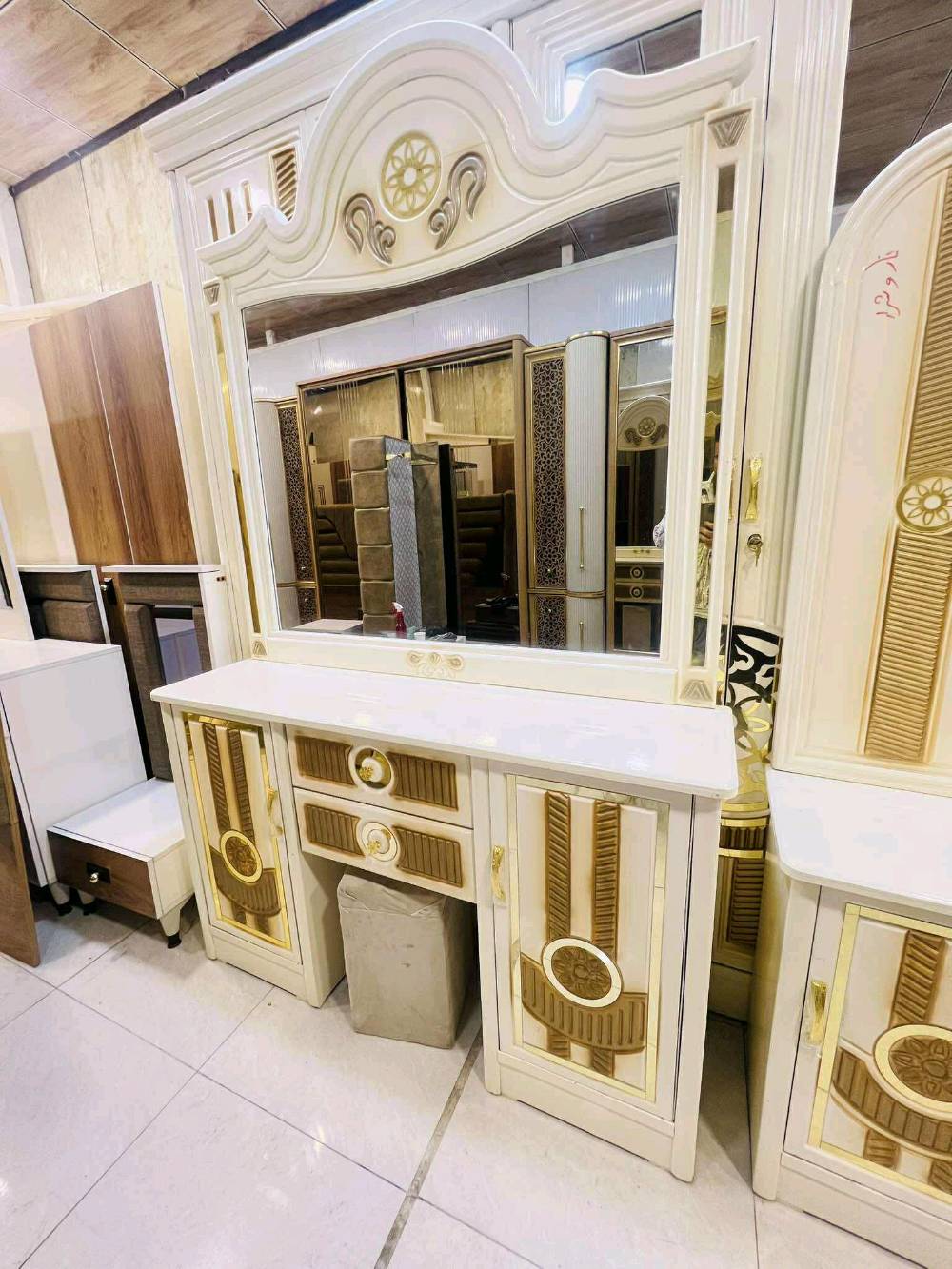 غرفة. عراقي.  تصميم تركي. كوالتي عالي تحفة فنية. ٦ابواب كولش. فخمة شغل. ثكيل. مليون و250. واصل. كول.  مناطق بغداد