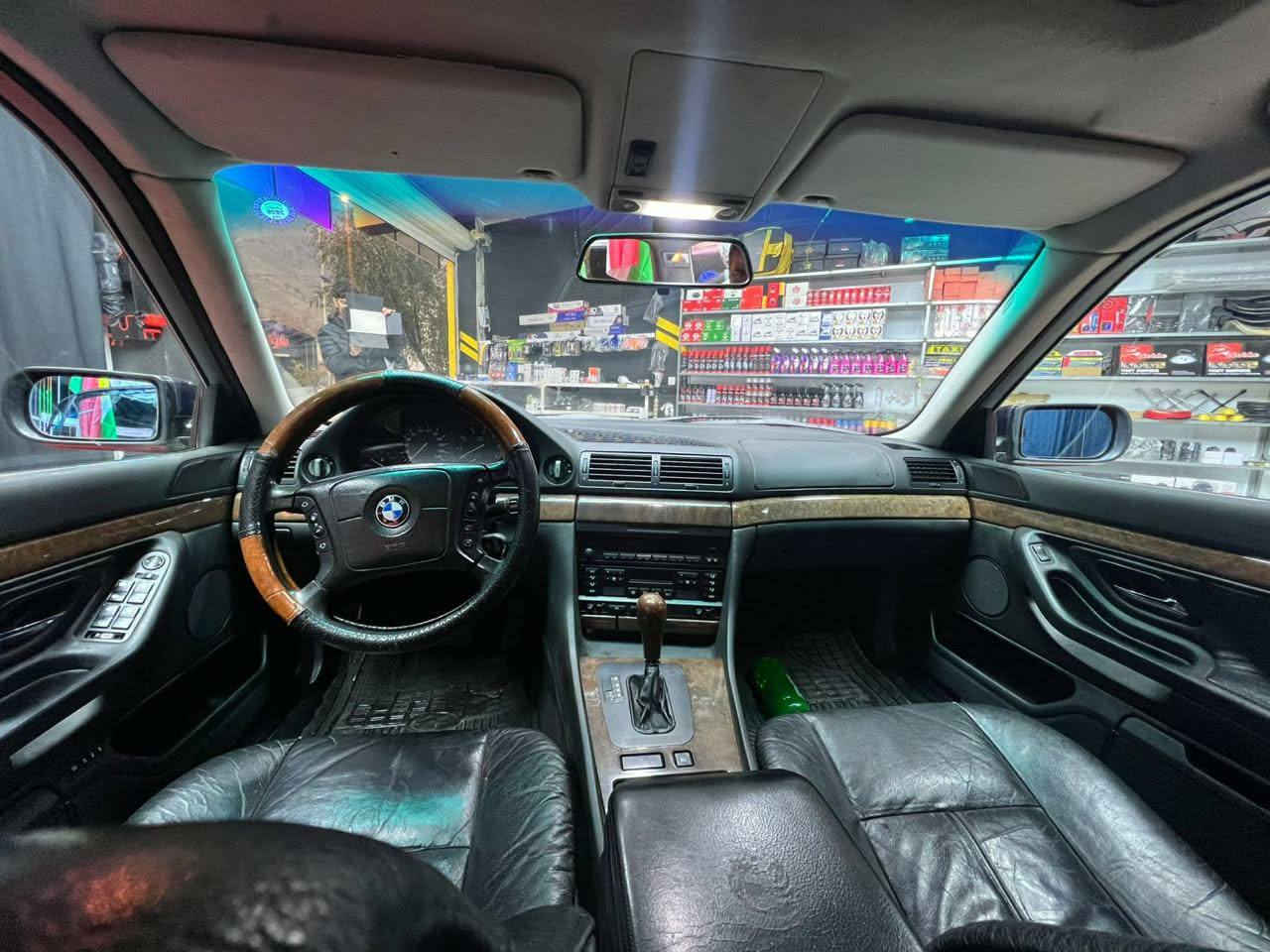 بی ئێم  نمونە  728 مۆدێل 1998 فول بێدەعم  بۆیاخی عیراقی نیە بەشەرت بێ سارد سڵاید کوشن جلد سندوق شفت  فۆرمیکا  سوکان ڤۆلوێم لایت متحەریک  گیڕو مەکینەو تەبرید بە شەرت بەناوی خۆمانەوەیە یەک دەستە 108 گەڵا مجال ***********  *********** دار بنديهكان, السليمانية
